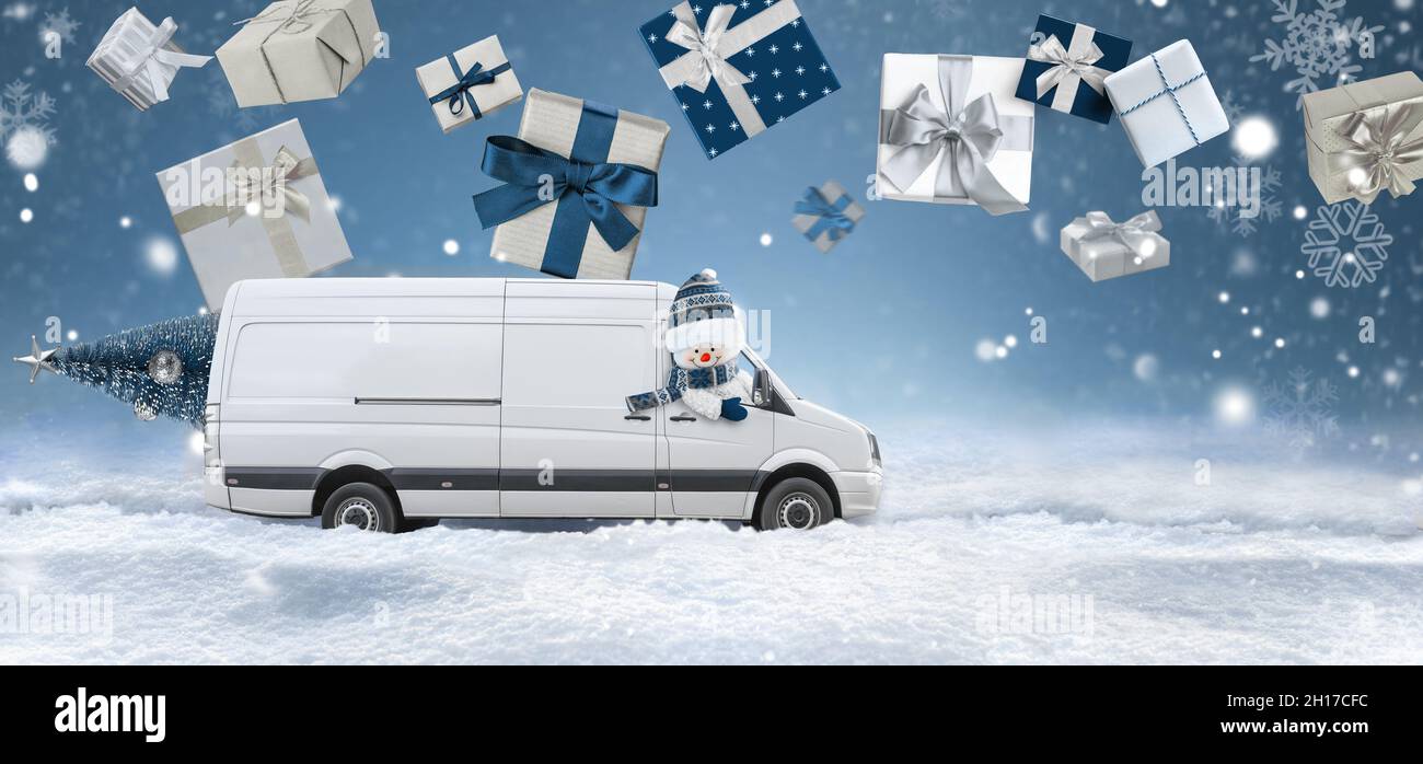 Ein Lieferwagen, der von einem Schneemann gefahren wird, trägt Weihnachtsgeschenke Stockfoto
