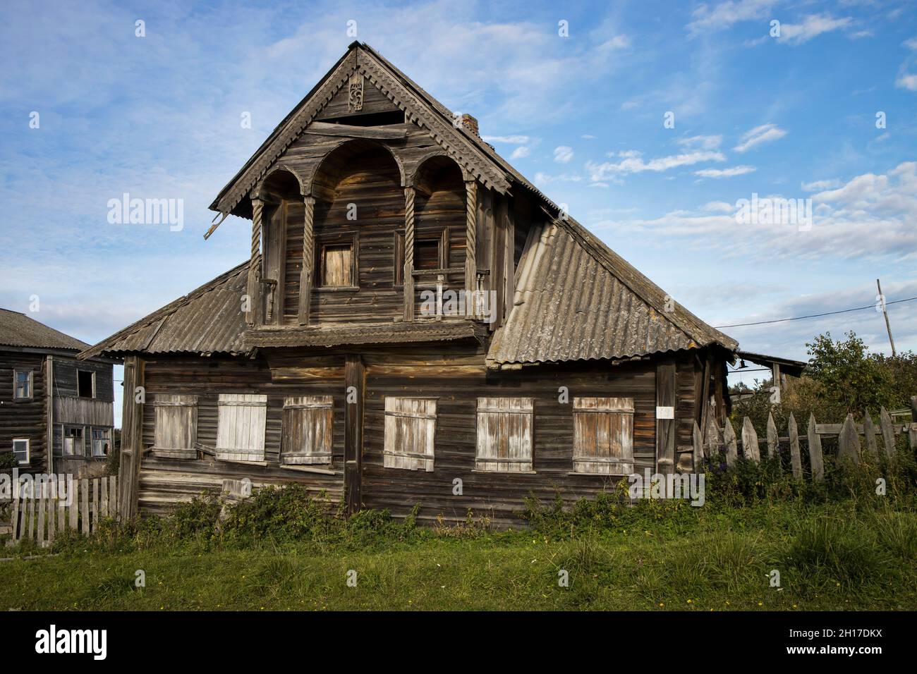 Uniza Dorf, Kondopozhsky Bezirk von Karelia, Zaonezhie, Russland - 12. Oktober 2021, verlassene Holz zweistöckigen Haus. Holzarchitektur Stockfoto