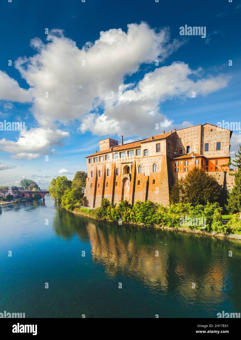 Luftaufnahme des Flusses Adda, mit dem Schloss von Cassano d'Adda Stadt, Lombardei, Italien Stockfoto