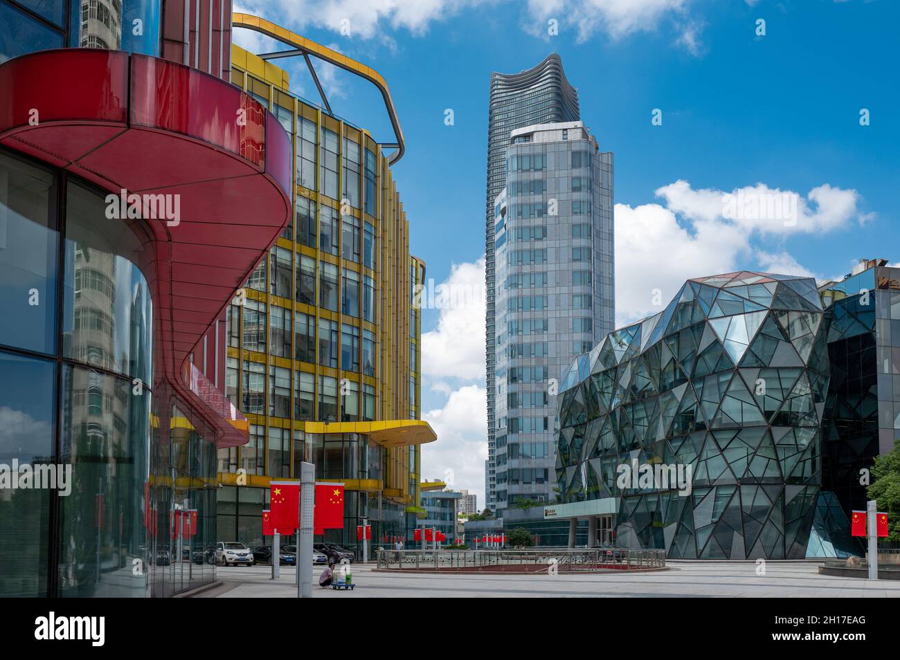 Shanghai, China - 29. September 2018: Moderne und abstrakte Architekturen in der Hongkou Riverside Area (Nord Bund) Stockfoto