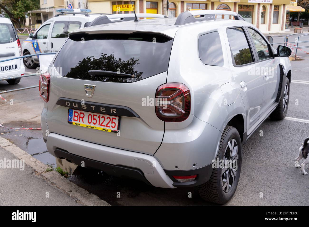 Galati, Rumänien - 15. September 2021: Silberne Dacia Duster Rückansicht Stockfoto