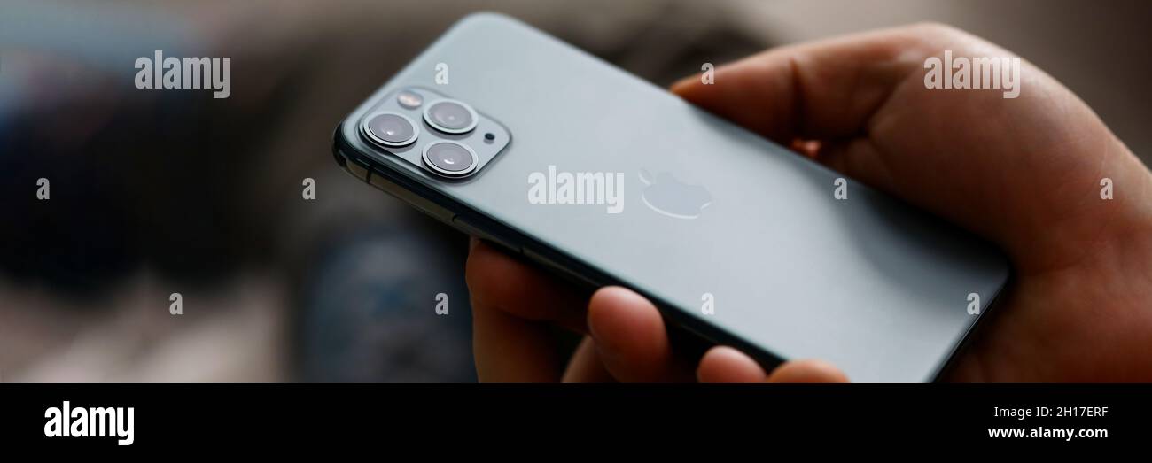 Männliche Hand halten neue Apple iphone 13 Stockfoto