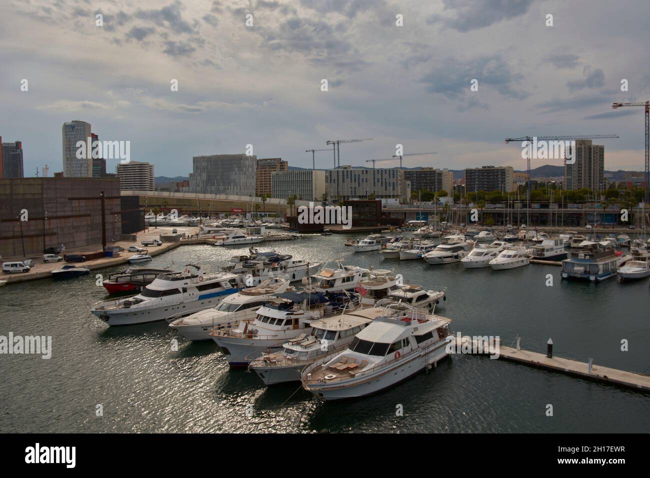 Blick auf die Boote im Hafen von Port Forum, Barcelona, Katalonien, Spanien Stockfoto