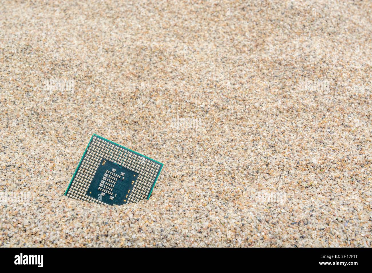 Uralte Computer-CPUs, die in einem Sandhaufen für Computer-Friedhof, Legacy-Computing begraben sind. Intel Mobile Computing Merom cpu vorhanden. Stockfoto