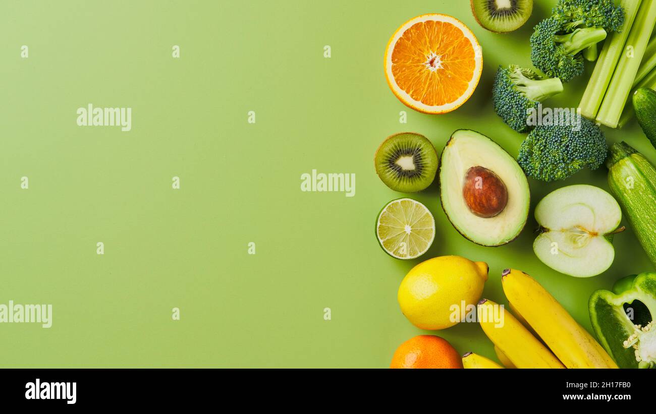 Gemüse und Obst Rahmen auf grünem Hintergrund horizontal flach Lay Copy Raum Stockfoto