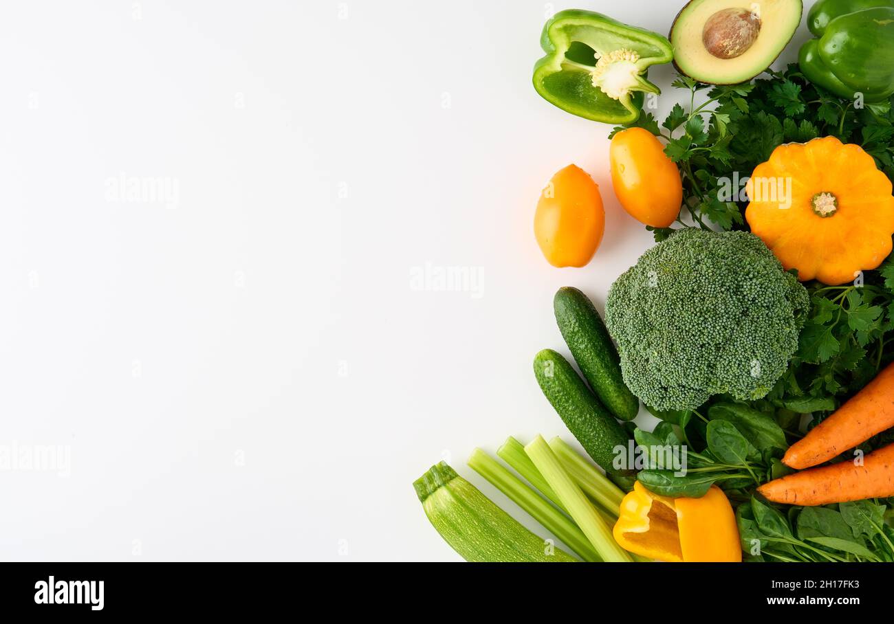 Veganes Set von Lebensmitteln. Bunte Gemüse- und Obstscheiben. Zutaten für gesunde Smoothies Stockfoto