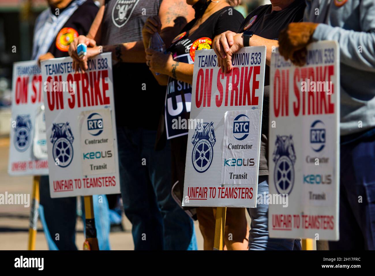 Gewerkschaftsmitglieder streiken mit Plakaten, die ihre Meinung bei einem marsch ausdrücken.Gewerkschaftsmitglieder und Gemeindemitglieder marschieren aus Protest gegen das Keolis-Management. Die lokalen Teamster 533 streiken weiterhin, nachdem die Verhandlungen gescheitert sind. (Foto von Ty O'Neil / SOPA Images/Sipa USA) Stockfoto