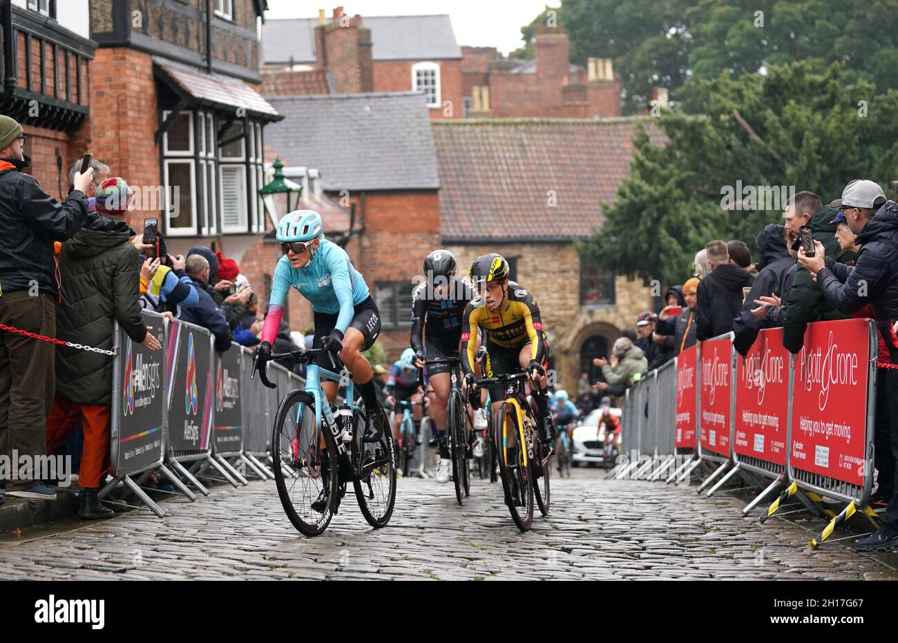 DROPS?Le Col unterstützt von Tempurs Joscelin Lowden in Aktion beim Women's Road Race während des British Cycling National Championships Road Race durch Lincoln. Bilddatum: Sonntag, 17. Oktober 2021. Stockfoto
