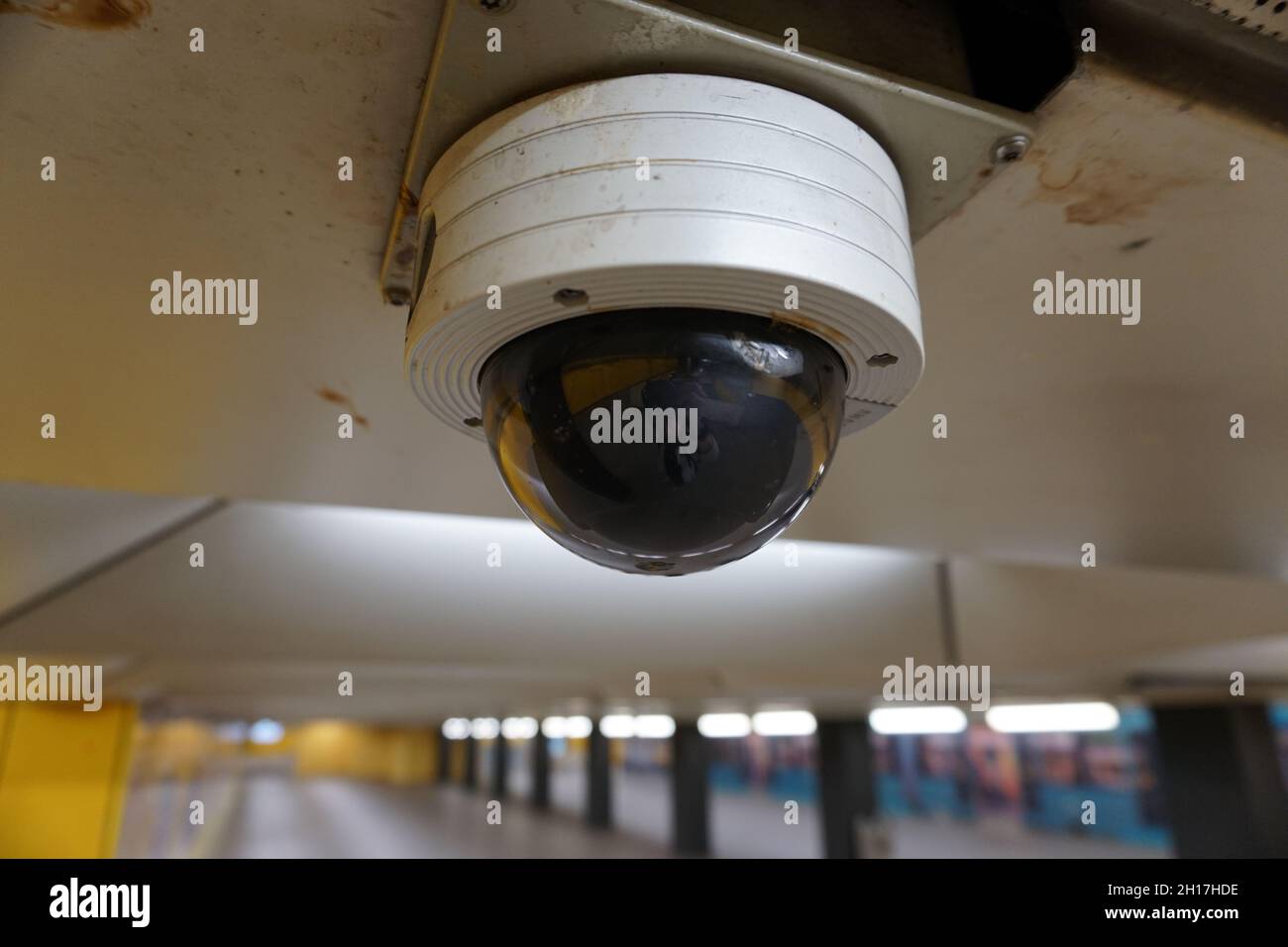 Nahaufnahme einer Videokamera an der Decke Stockfoto