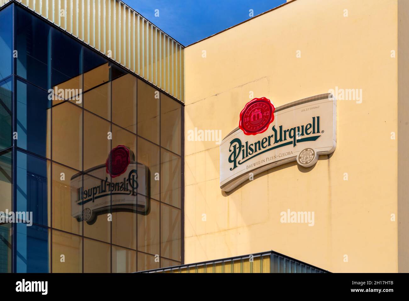 Pilsen, Tschechische Republik, 10-03-2021: Schriftzug Pilsner Urquell an der Fassade der Brauerei in Pilsen, Tschechische Republik Stockfoto
