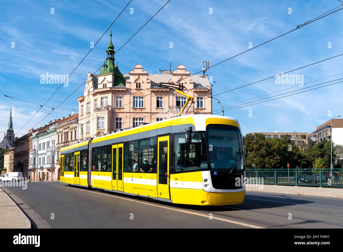 Die Straßenbahn fährt durch das Stadtzentrum von Pilsen, Tschechien Stockfoto