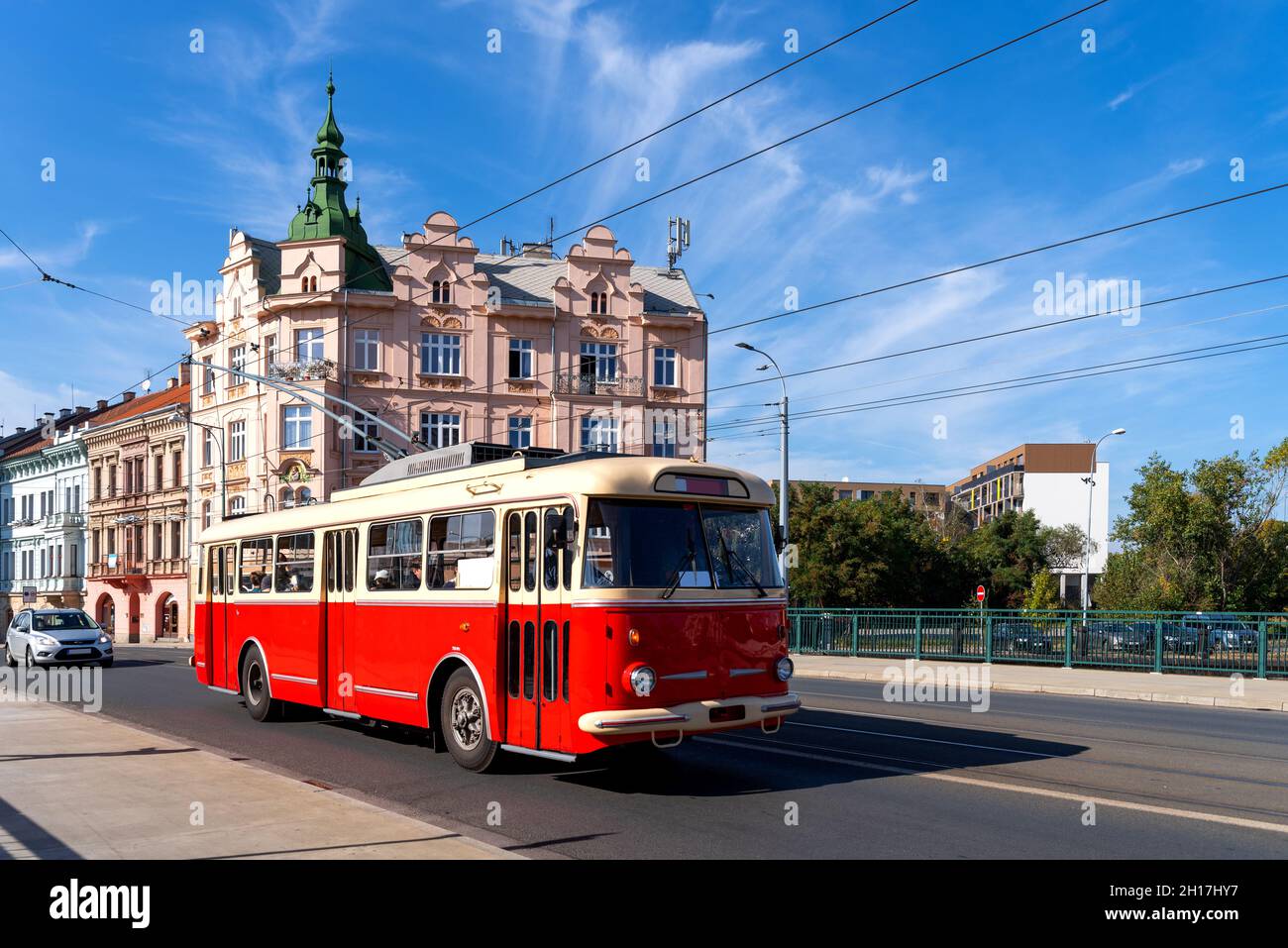 Der rote Omnibus fährt durch das Stadtzentrum von Pilsen, Tschechien Stockfoto