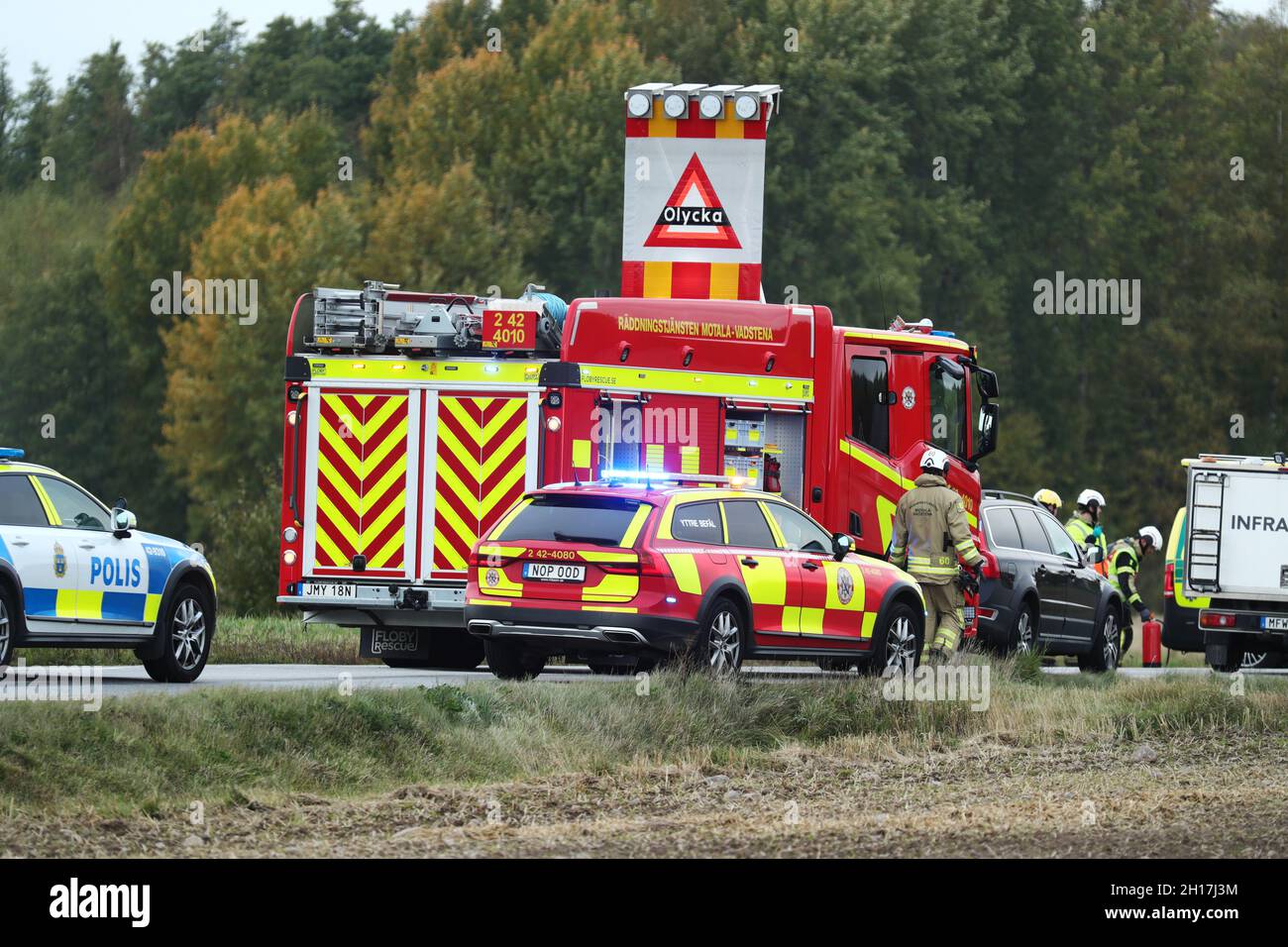 Unfall auf Evertsbyvägen, Motala, Schweden, als ein LKW aus unbekannten Gründen zwei Container auf der Straße verlor, in die dann ein Auto fuhr. Polizei, Rettungsdienst und Krankenwagen vor Ort. Stockfoto