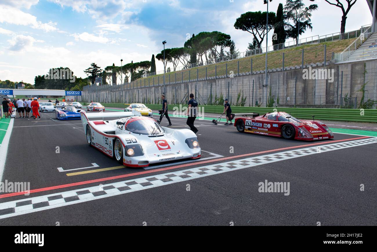 Italien, september 11 2021. Vallelungaklassiker. Rennwagen stehen in der Startaufstellung, Prototyp-Gruppe der Le Mans-Serie Stockfoto