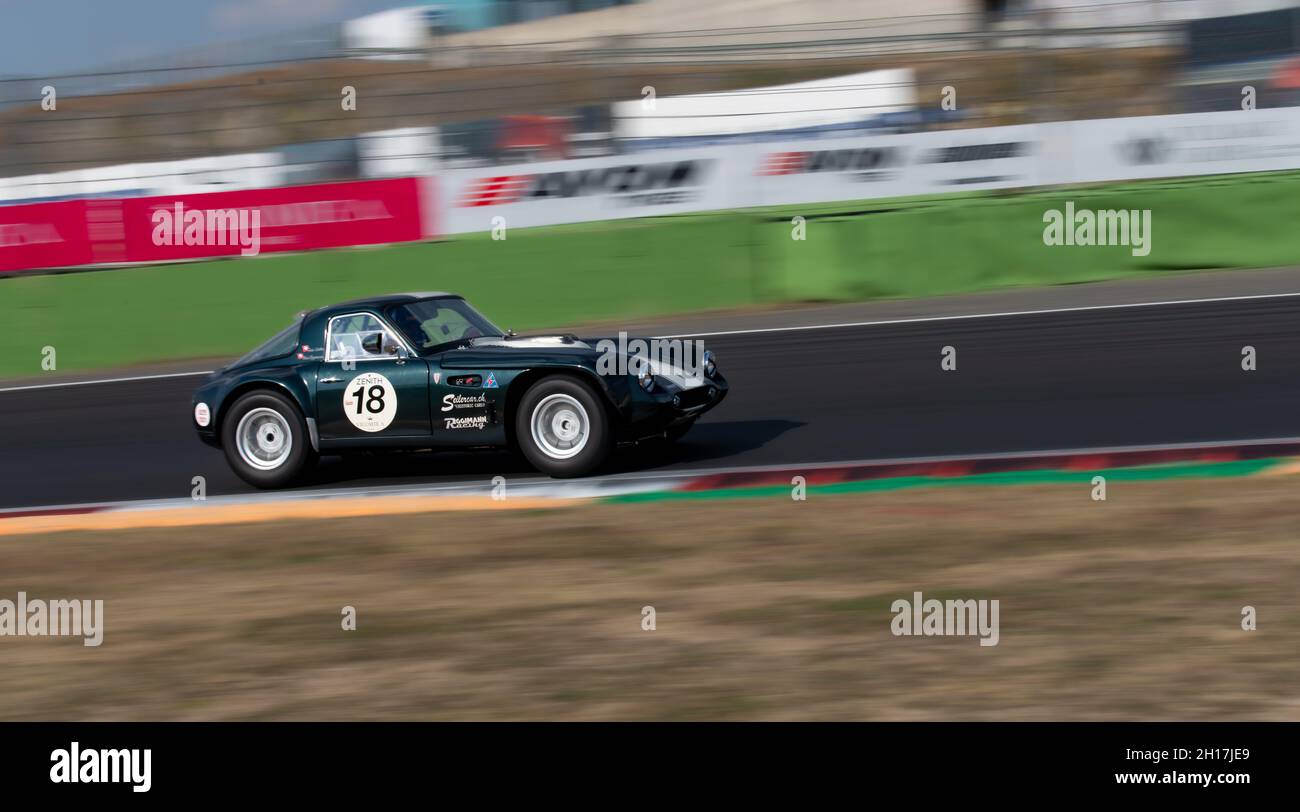 Italien, september 11 2021. Vallelungaklassiker. 60er Jahre Oldtimer-Rennen szenischer unscharfer Hintergrund auf Rennbahn, TVR Griffith 200 Stockfoto