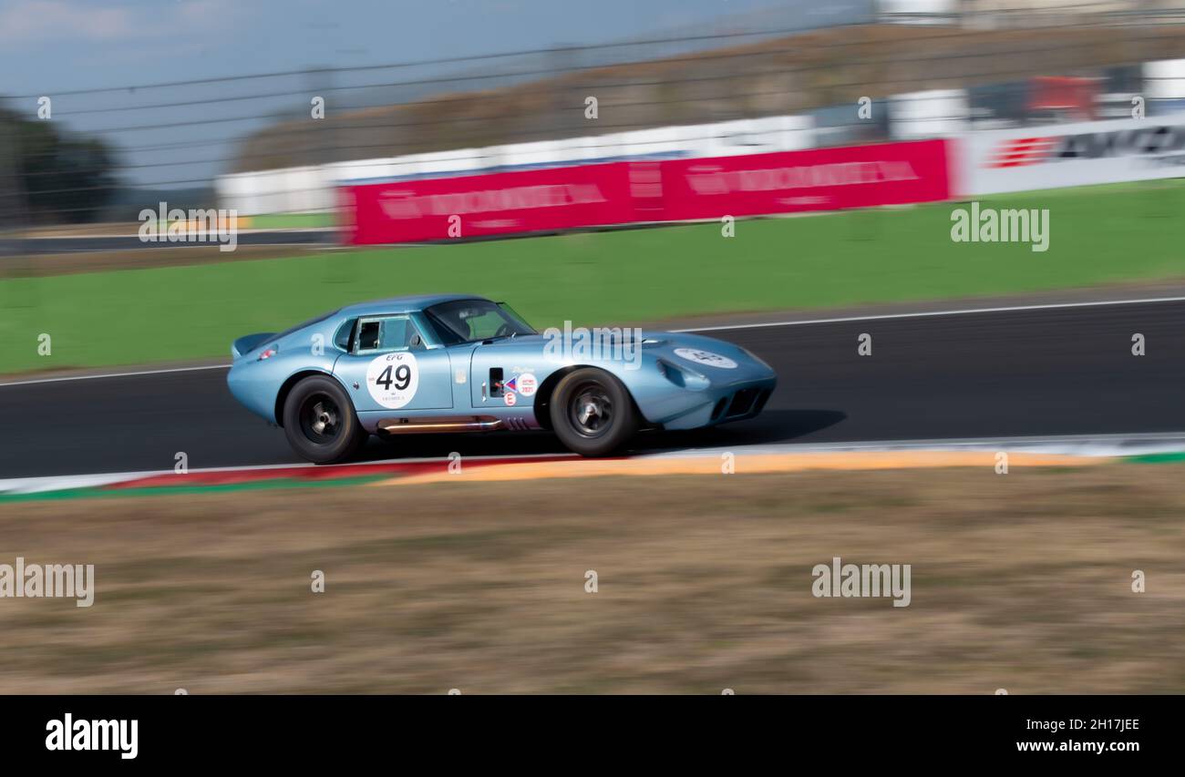 Italien, september 11 2021. Vallelungaklassiker. 60s Oldtimer-Rennen szenischer unscharfer Hintergrund auf der Rennstrecke, Shelby Cobra Daytonas Stockfoto