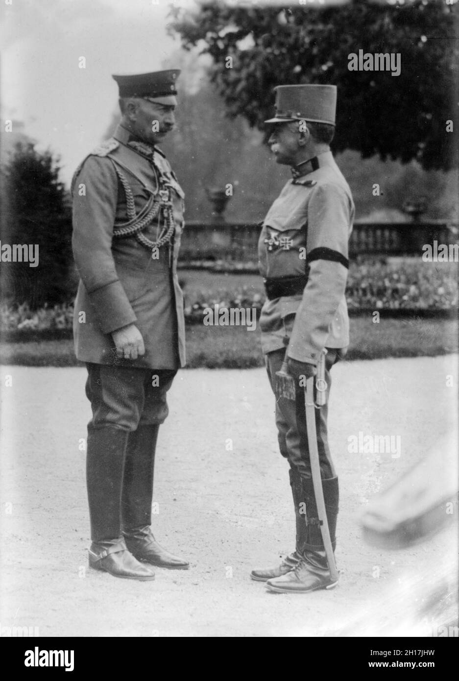 Foto vom 1916 zeigt den deutschen Kaiser Wilhelm II. Mit General Franz Xaver Josef Graf Conrad von Hötzendorf von der österreichischen Armee, der während der Brusilow-Offensive die österreichisch-ungarische Armee an der Ostfront gegen Russland kommandierte Stockfoto
