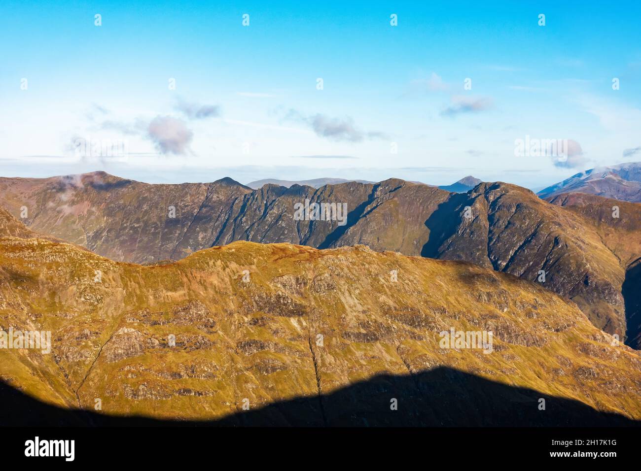 Der mächtige Aonach Eagach Ridge in Glencoe, Schottland, von Buachaille Etive Beag aus gesehen Stockfoto