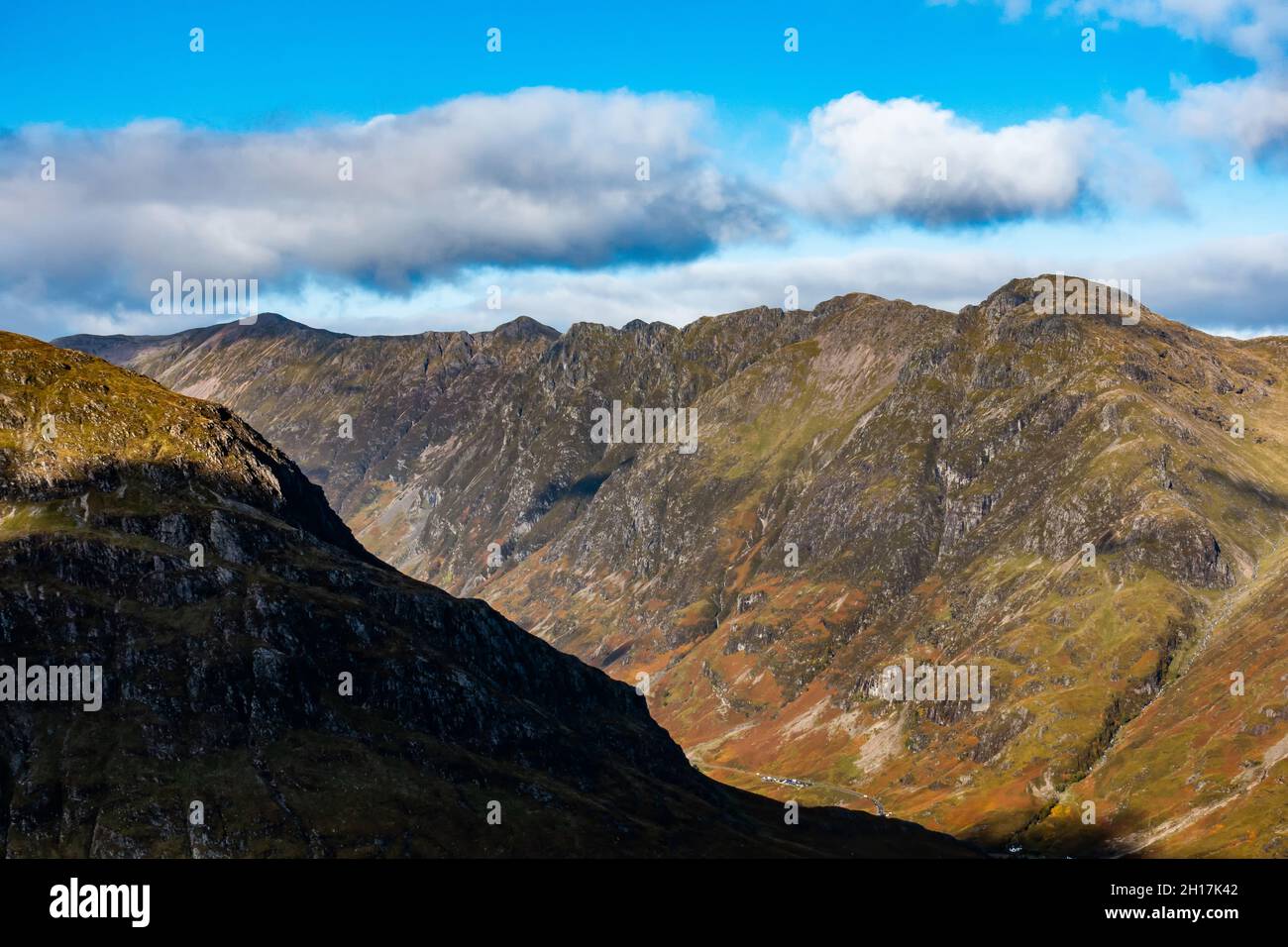 Der mächtige Aonach Eagach Ridge in Glencoe, Schottland, von Buachaille Etive Beag aus gesehen Stockfoto