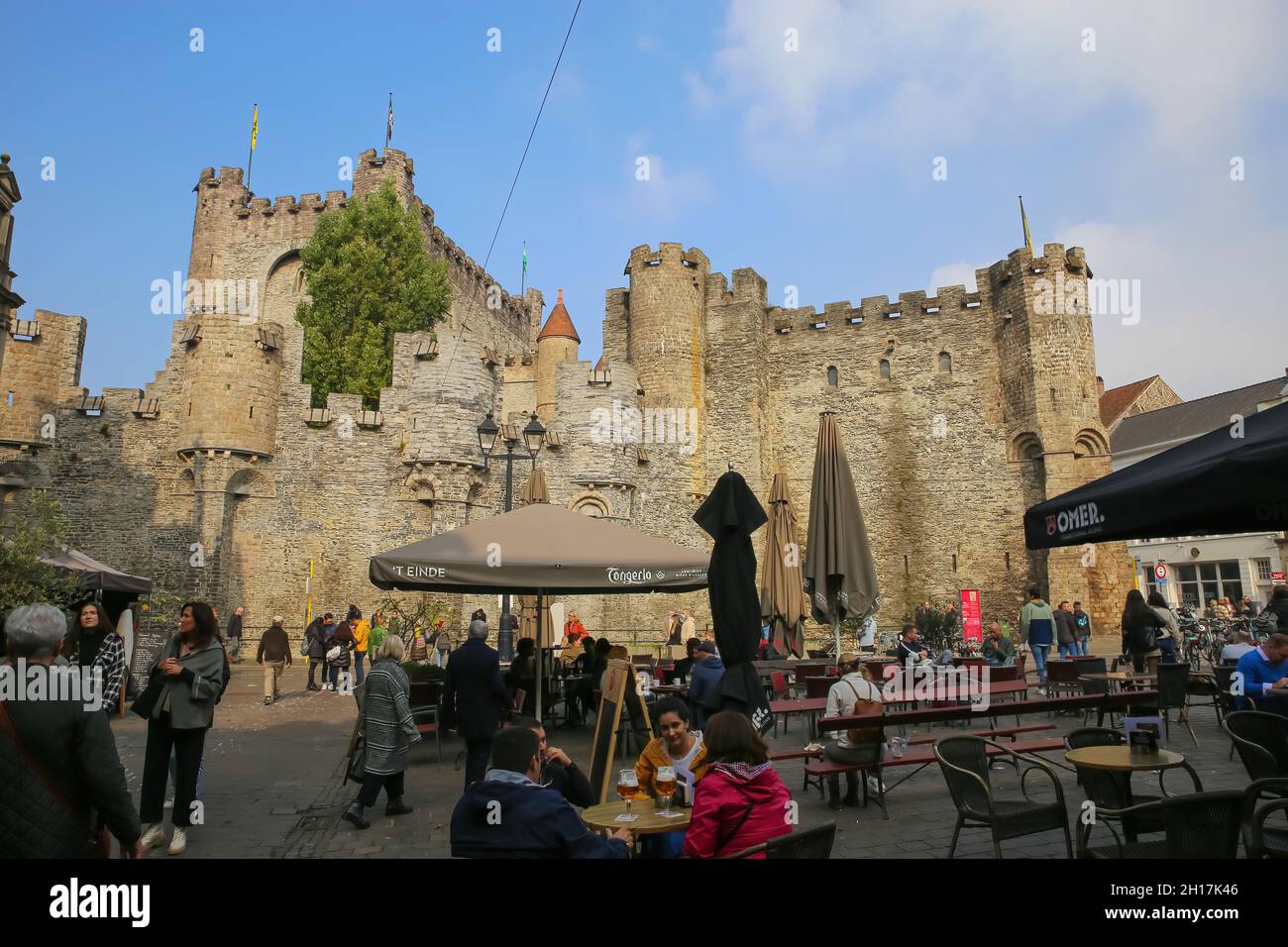 Gent, Belgien - Oktober 9. 2021: Blick über das Restaurantcafe mit Leuten, die auf dem mittelalterlichen Schloss gravensteen sitzen Stockfoto