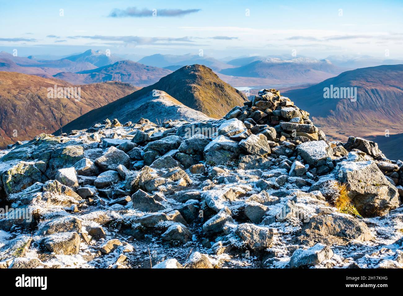 Der Cairn auf dem Gipfel des Munro-Berges von Stob Dubh auf dem Buachaille Etive Beag Ridge, Schottland. Stob Coire Raineach ist im Hintergrund zu sehen Stockfoto