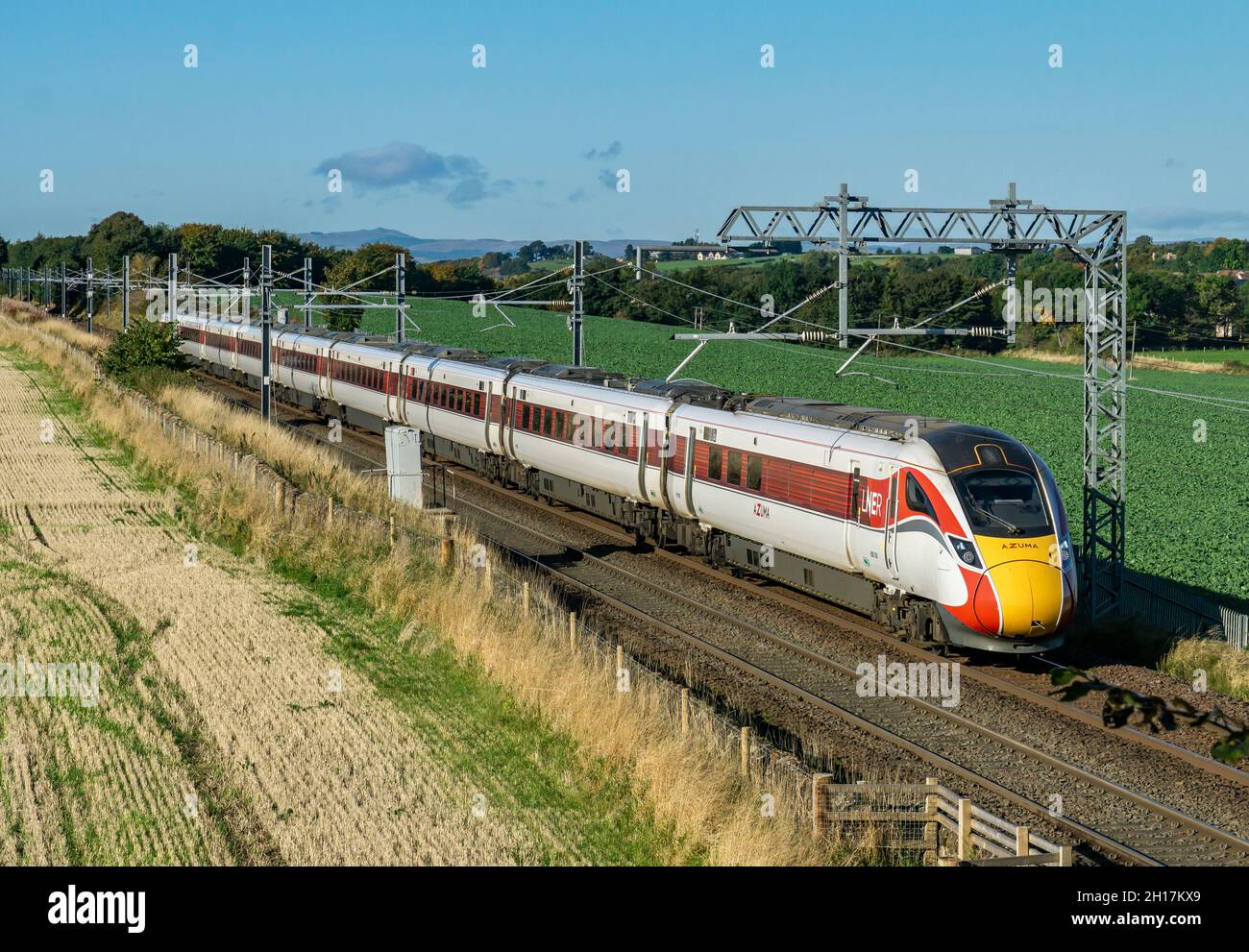 DER LNER 07.55 Azuma-Personenzug von Inverness Scotland fährt auf dem Weg nach London durch Edinburgh an der Park Farm östlich von Linlithgow um 10.58 Uhr vorbei Stockfoto