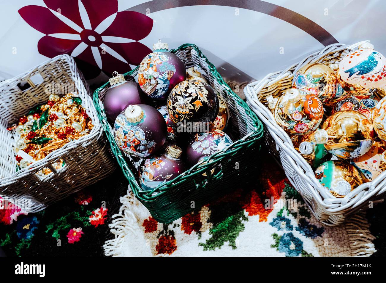 Korbkörbe mit Weihnachtsspielzeug-Kugeln im Winter-Design. Weihnachtsbaum und festliche Neujahrsstimmung. Urlaubskonzept Stockfoto