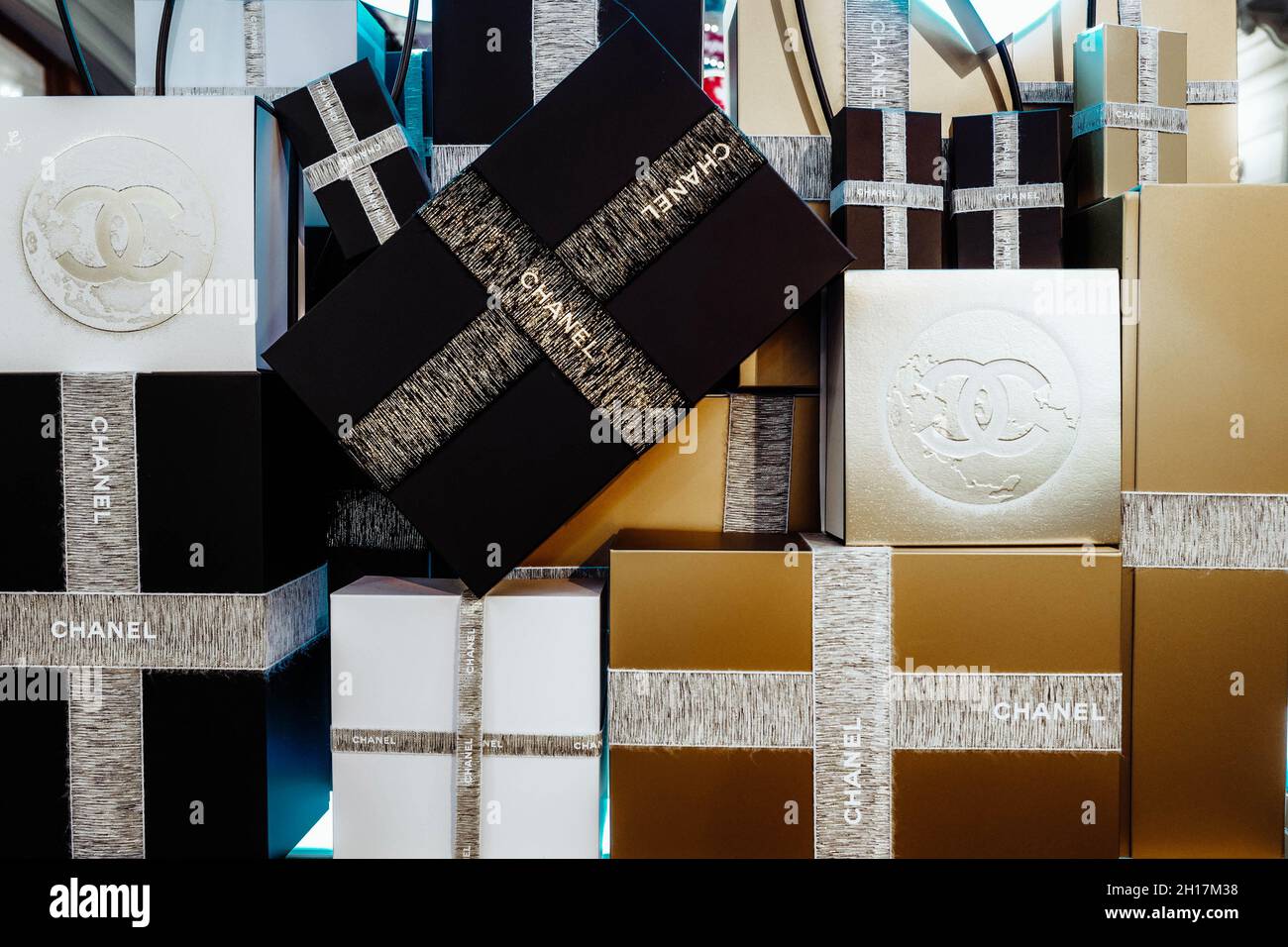 Chanel Gold und Black Christmas Geschenkschachteln mit Bändern. Festliche Neujahrsverpackung Stockfoto