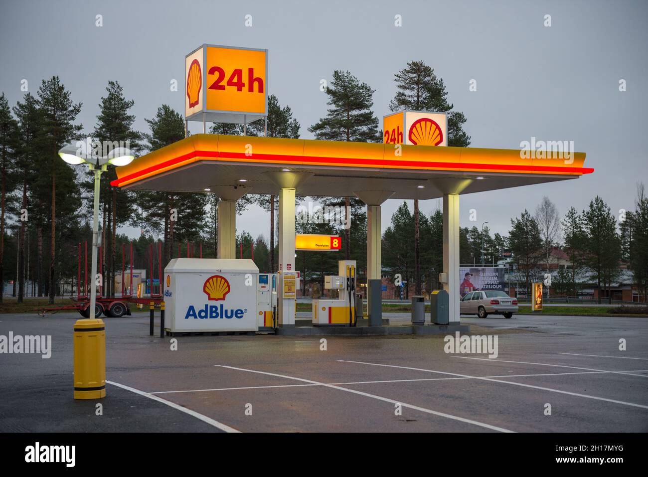 JULYAMULLU, FINNLAND - 27. OKTOBER 2019: Zapfsäule zum Betanken von LKWs mit Dieselkraftstoff an der Shell-Tankstelle Stockfoto