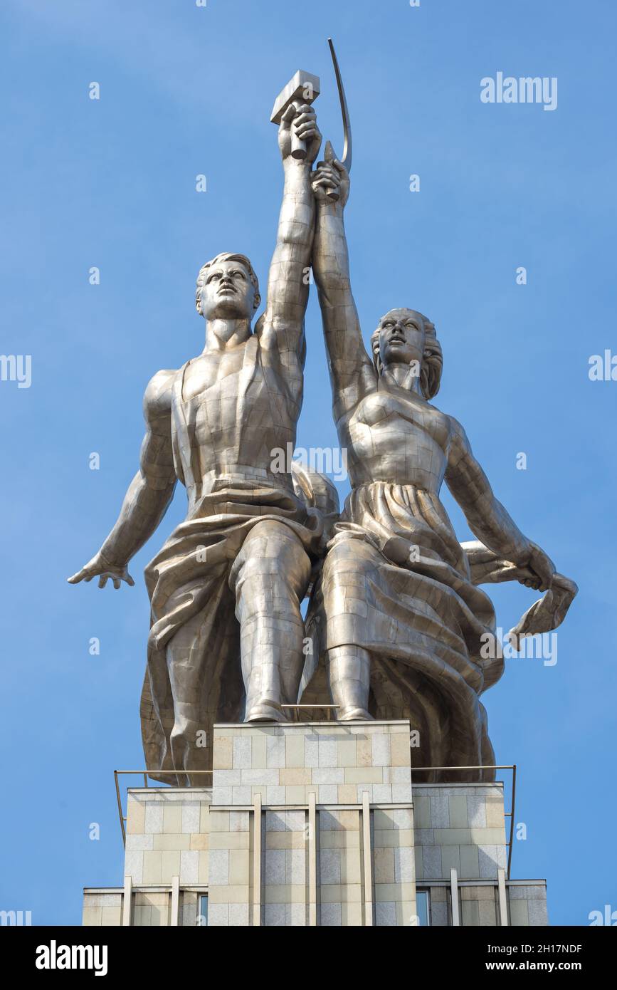 MOSKAU, RUSSLAND - 14. APRIL 2021: Die berühmte Skulptur "Arbeiter und Kolchosfrau" aus der Nähe des blauen Himmels Stockfoto