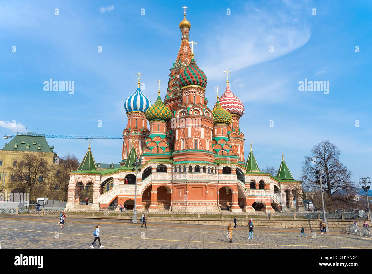 MOSKAU, RUSSLAND - 14. APRIL 2021: Basilius-Kathedrale (Fürsprache der Heiligen Mutter Gottes) an einem sonnigen Apriltag Stockfoto