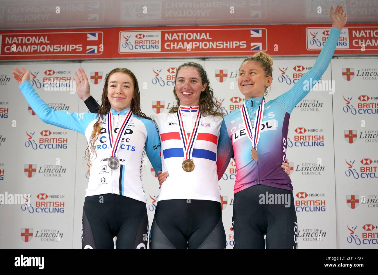 Pfeiffer Georgi vom Team DSM (Mitte) feiert den Sieg beim Women's Road-Rennen, neben Josie Nelson (links), dem zweitplatzierten Isorex NoAqua Ladies Cycling Team, und dem drittplatzierten Drops-Le Col, unterstützt von Tempurs Joscelin Lowden, während des British Cycling National Championships Road Race durch Lincoln. Bilddatum: Sonntag, 17. Oktober 2021. Stockfoto