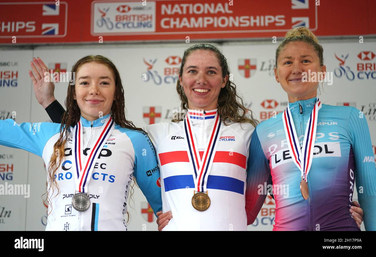 Pfeiffer Georgi vom Team DSM (Mitte) feiert den Sieg beim Women's Road-Rennen, neben Josie Nelson (links), dem zweitplatzierten Isorex NoAqua Ladies Cycling Team, und dem drittplatzierten Drops-Le Col, unterstützt von Tempurs Joscelin Lowden, während des British Cycling National Championships Road Race durch Lincoln. Bilddatum: Sonntag, 17. Oktober 2021. Stockfoto
