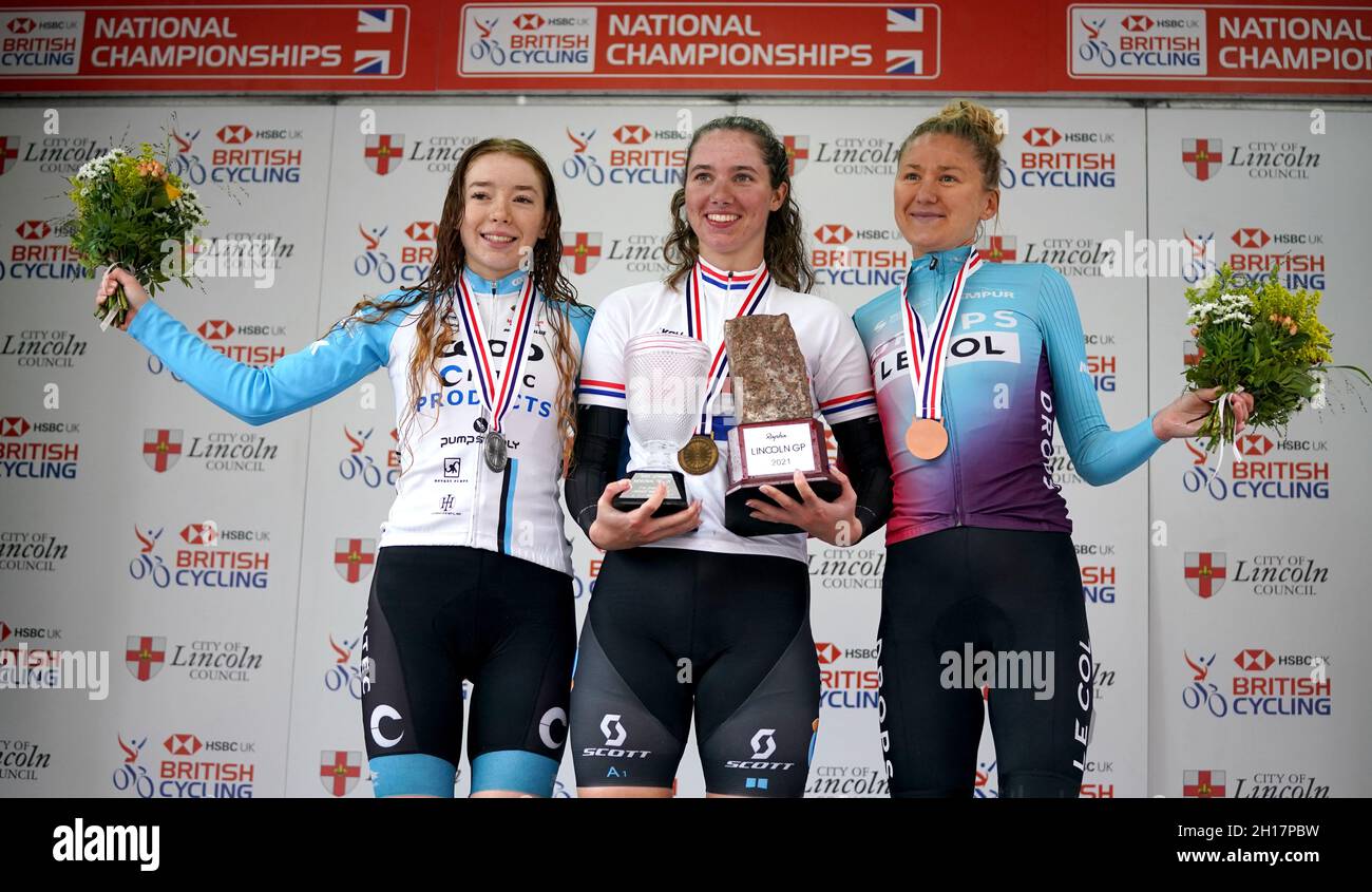 Pfeiffer Georgi vom Team DSM (Mitte) feiert den Sieg beim Women's Road-Rennen, neben Josie Nelson (links), dem zweitplatzierten Isorex NoAqua Ladies Cycling Team, und dem drittplatzierten Drops-Le Col, unterstützt von Tempurs Joscelin Lowden, während des British Cycling National Championships Road Race durch Lincoln. Bilddatum: Sonntag, 17. Oktober 2021. Stockfoto