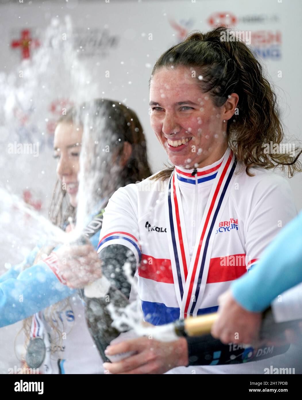 Pfeiffer Georgi von Team DSM feiert den Gewinn der Women's Road beim British Cycling National Championships Road Race durch Lincoln. Bilddatum: Sonntag, 17. Oktober 2021. Stockfoto