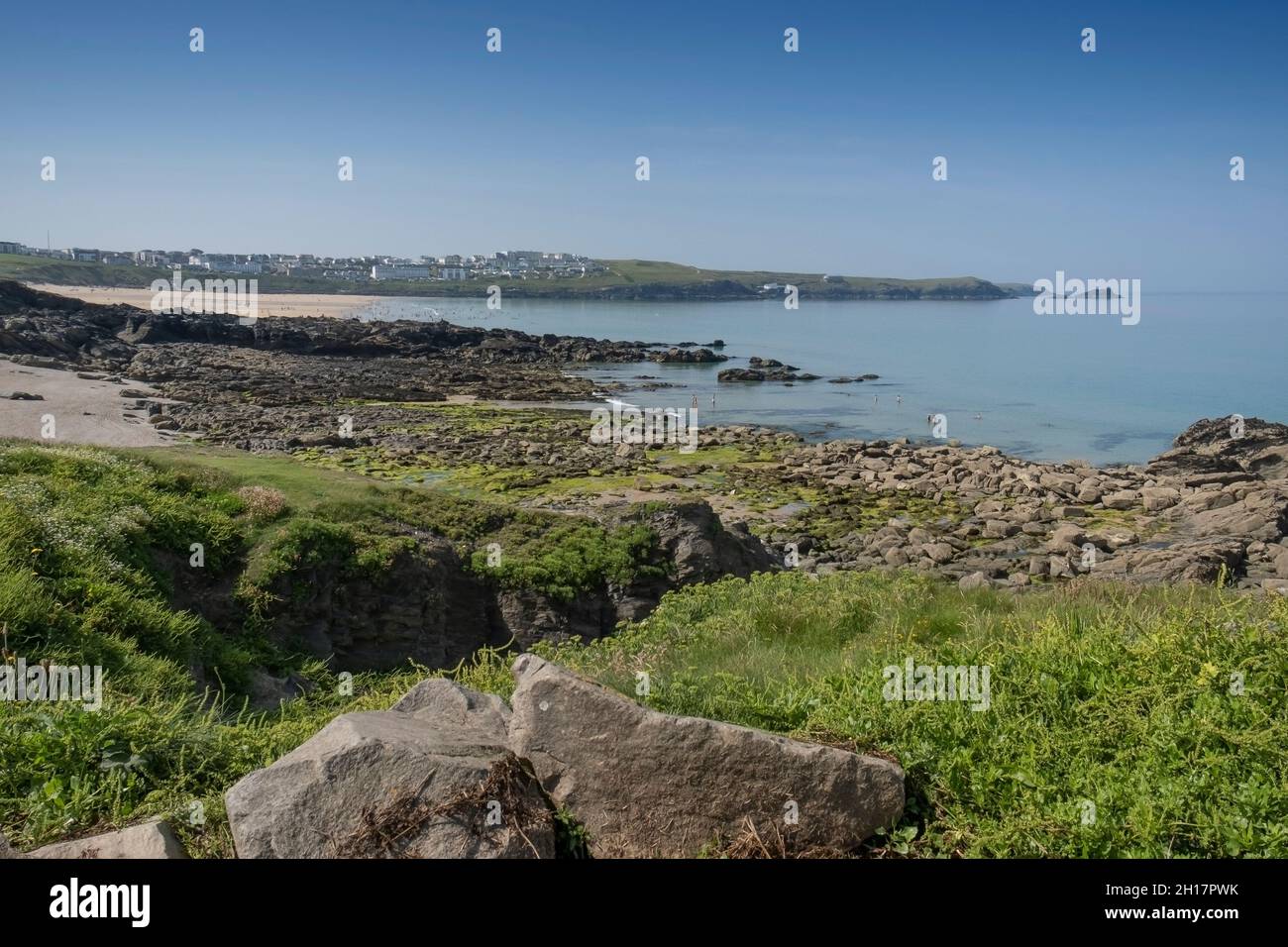 Ein Blick über die Fistral Bay mit Blick auf den gesamten Point East an der Küste von Newquay in Cornwall. Stockfoto