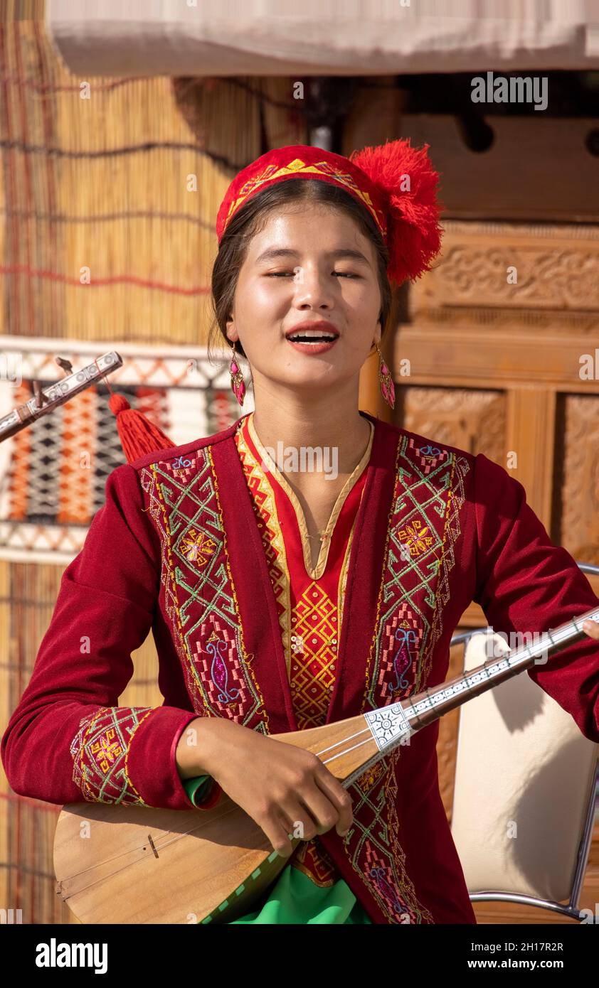 Sängerinnen in traditioneller Tracht, Nukus, Usbekistan Stockfoto
