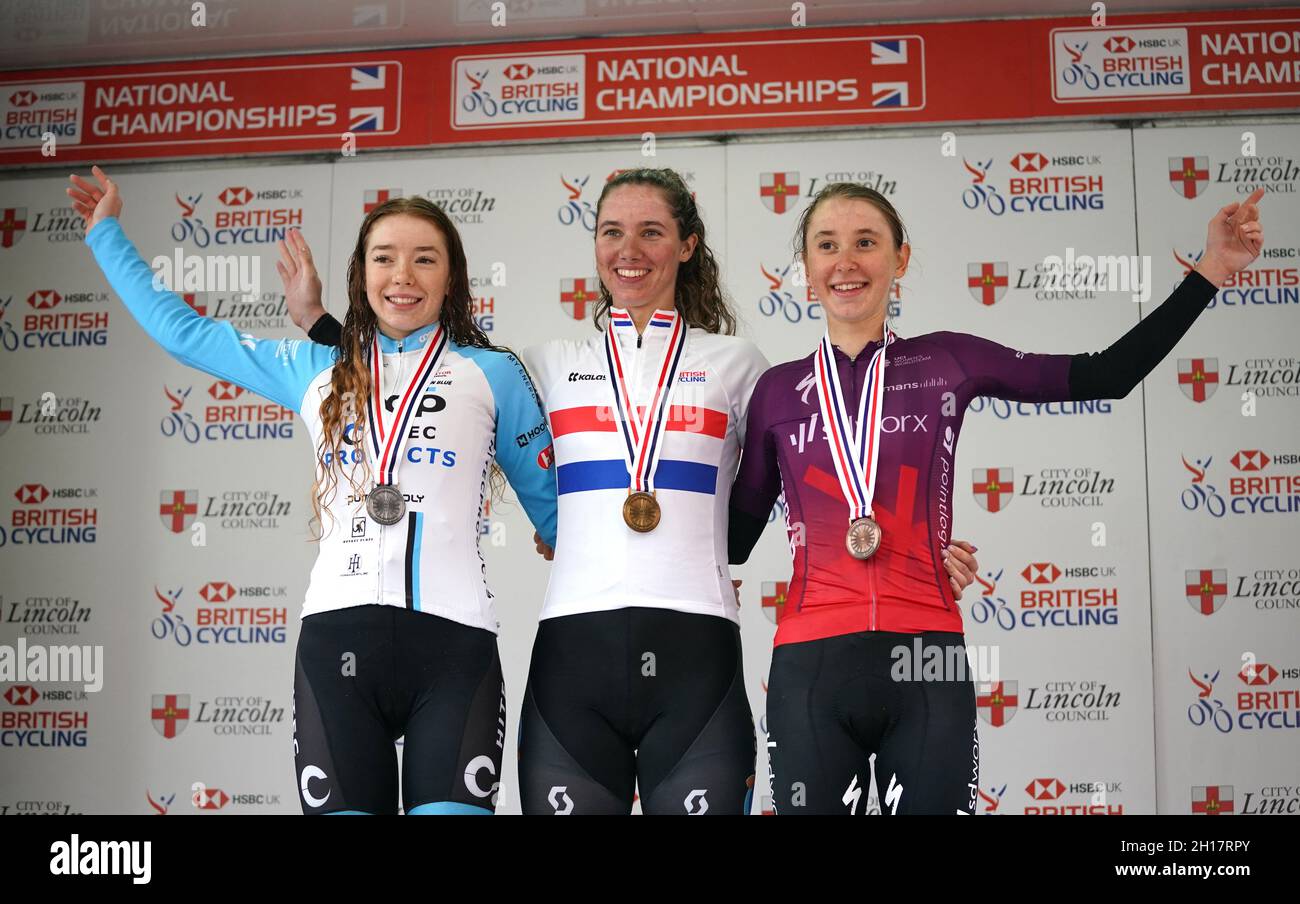 Pfeiffer Georgi vom Team DSM (Mitte) feiert den Sieg beim Women's Road-Rennen, neben Josie Nelson (links), dem zweitplatzierten Isorex NoAqua Ladies Cycling Team, und Anna Shackley, die Drittplatzierte von Team SD Worx, während des British Cycling National Championships Road Race durch Lincoln. Bilddatum: Sonntag, 17. Oktober 2021. Stockfoto