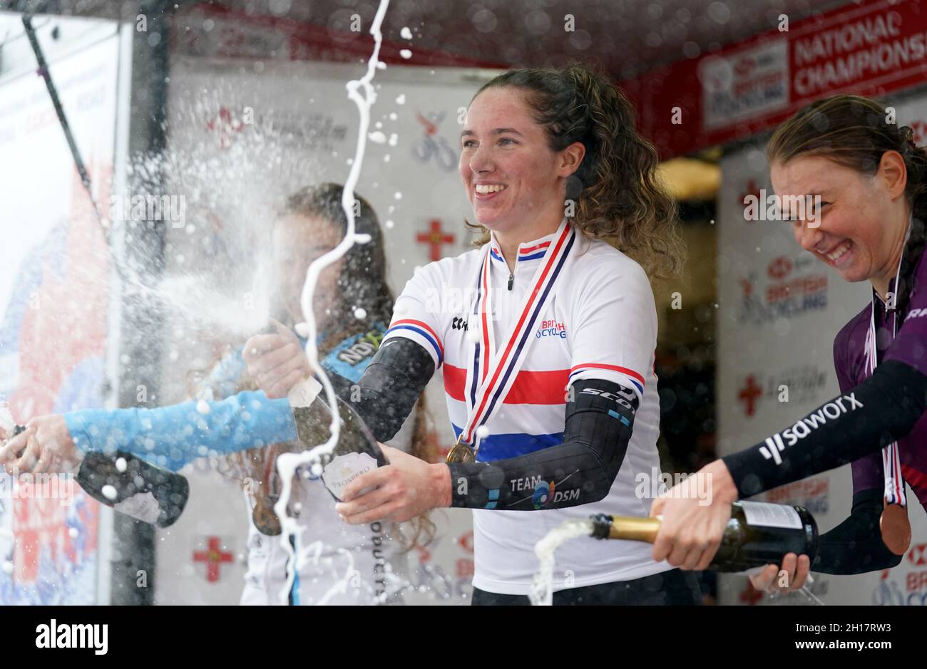 Pfeiffer Georgi vom Team DSM (Mitte) feiert den Sieg beim Women's Road-Rennen, neben Josie Nelson (links), dem zweitplatzierten Isorex NoAqua Ladies Cycling Team, und Anna Shackley, die Drittplatzierte von Team SD Worx, während des British Cycling National Championships Road Race durch Lincoln. Bilddatum: Sonntag, 17. Oktober 2021. Stockfoto