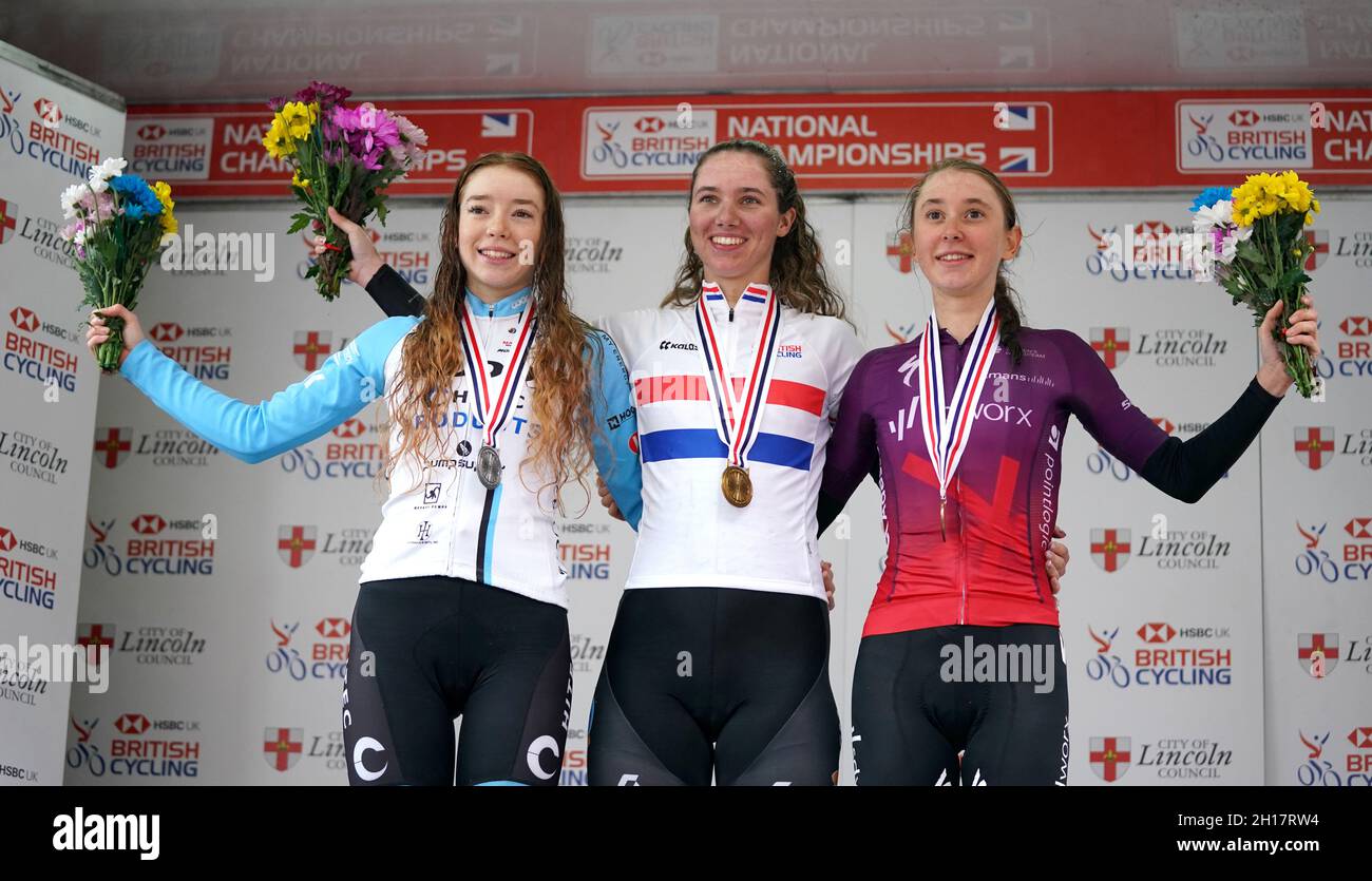 Pfeiffer Georgi vom Team DSM (Mitte) feiert den Sieg beim Women's Road-Rennen, neben Josie Nelson (links), dem zweitplatzierten Isorex NoAqua Ladies Cycling Team, und Anna Shackley, die Drittplatzierte von Team SD Worx, während des British Cycling National Championships Road Race durch Lincoln. Bilddatum: Sonntag, 17. Oktober 2021. Stockfoto