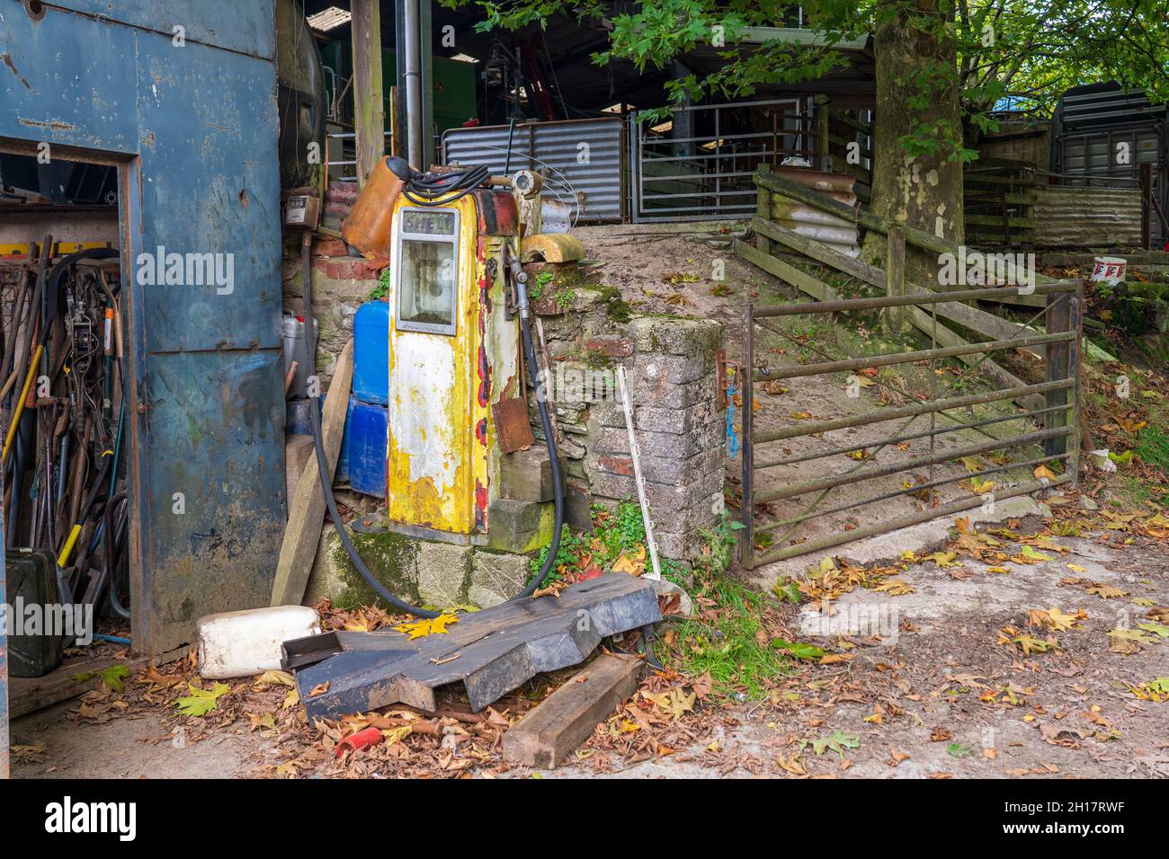 USK, Monmouthshire Wales Großbritannien Oktober 14 2021 Sporting Estate Farm Red Diesel Pumpe zum Betanken von Traktoren und Landrovern sowie Maschinen und Anlagen Stockfoto