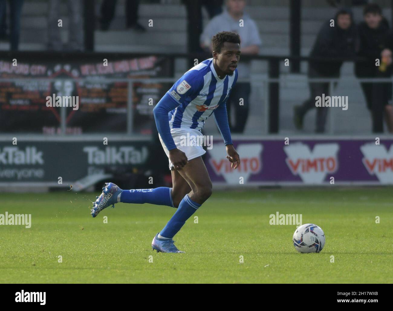 SALFORD, GROSSBRITANNIEN. 16. OKTOBER Timi Odusina von Hartlepool United während des Sky Bet League 2-Spiels zwischen Salford City und Hartlepool United in Moor Lane, Salford am Samstag, 16. Oktober 2021. (Quelle: Scott Llewellyn | MI News) Stockfoto