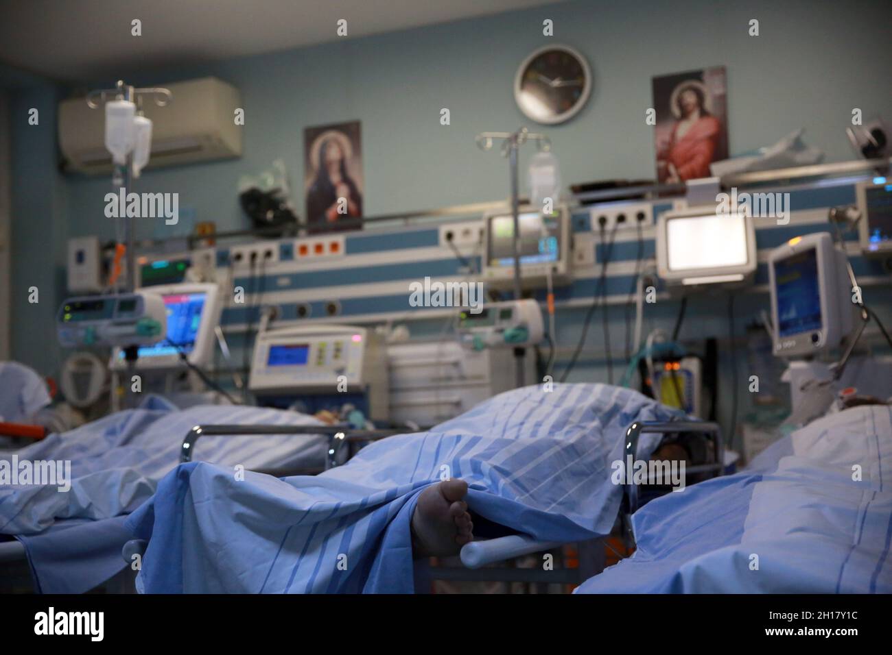 BUKAREST, RUMÄNIEN - 15. Oktober 2021: Intubierte Covid-19-Patienten in der Notaufnahme des Krankenhauses St. Pantelimon, das aufgrund der überfüllten Notaufnahme überfüllt ist Stockfoto