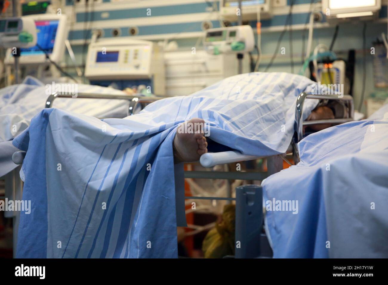 BUKAREST, RUMÄNIEN - 15. Oktober 2021: Intubierte Covid-19-Patienten in der Notaufnahme des Krankenhauses St. Pantelimon, das aufgrund der überfüllten Notaufnahme überfüllt ist Stockfoto