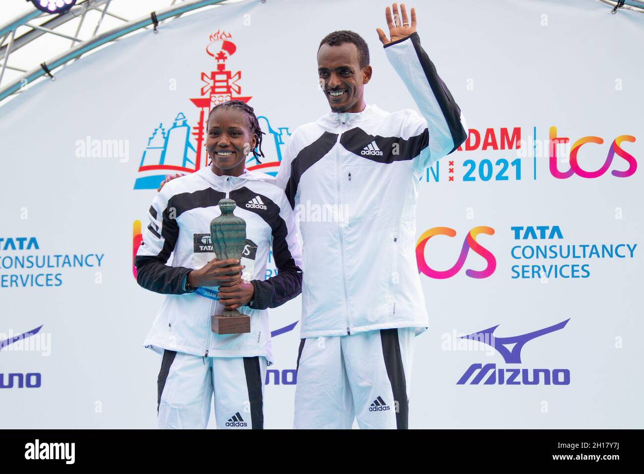 (211017) --AMSTERDAM, 17. Oktober 2021 (Xinhua) -- Angela Tanui (L) aus Kenia und Tamirat Tola aus Äthiopien posieren für Fotos, nachdem sie den 45. Amsterdam-Marathon am 17. Oktober 2021 in Amsterdam, Niederlande, gewonnen haben. (Foto von Sylvia Lederer/Xinhua) Stockfoto