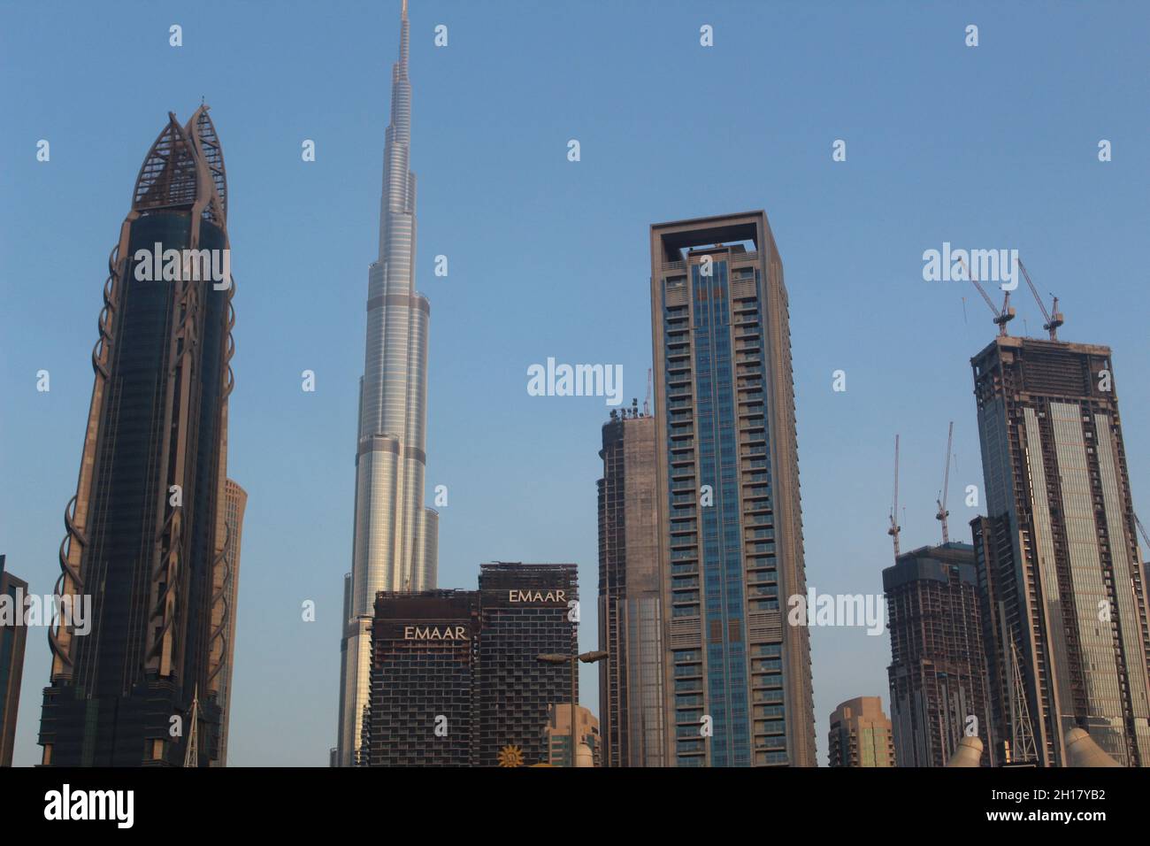 Wolken, Sonnenuntergang und Burj Khalifa in DUBAI Stockfoto