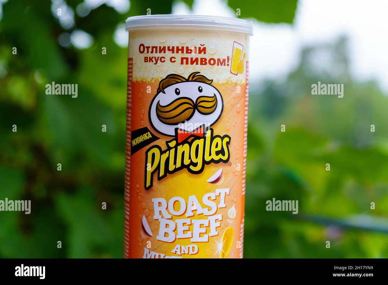 Volzhsky, Russland-25. September 2021: Pringles ist eine Marke von Kartoffelchips im Besitz von Kellogg. Stockfoto