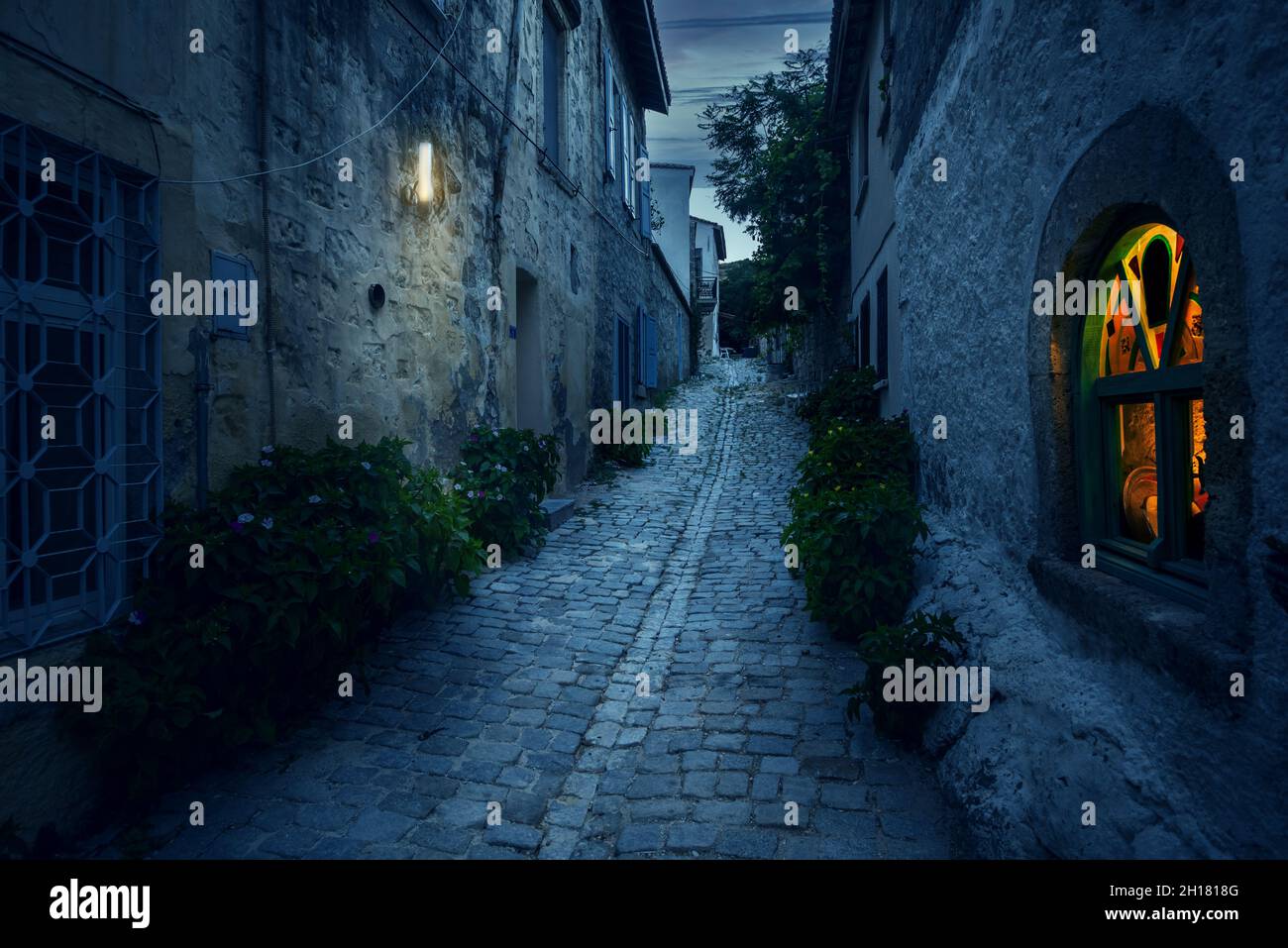Alte schmale Stadtstraße in Alacati, Türkei. Hochwertige Fotos Stockfoto