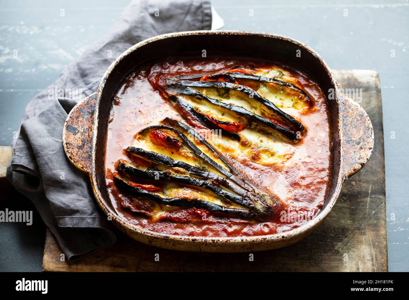 Eierpflanze in Tomatensauce gebacken Stockfoto