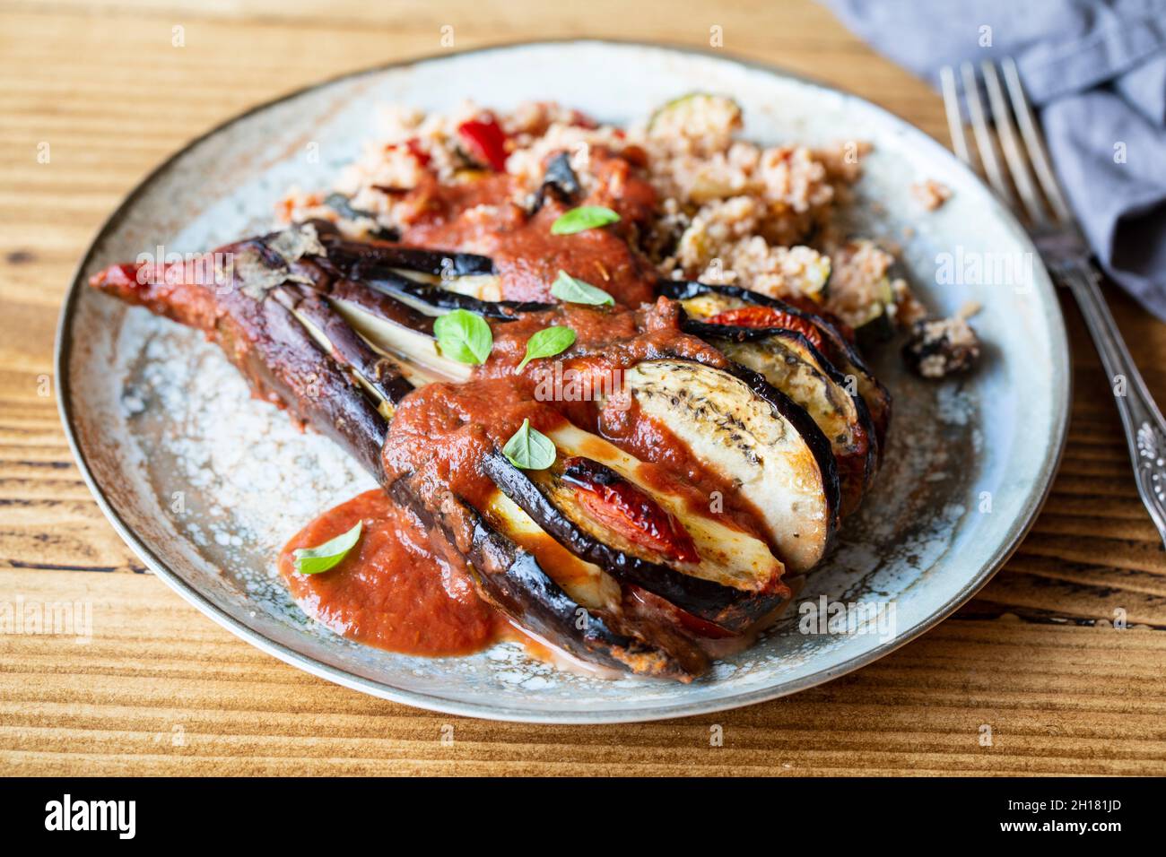 Eierpflanze in Tomatensauce gebacken Stockfoto